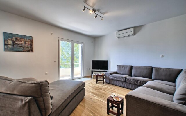 Stunning Home in Prizba With Wifi and 6 Bedrooms