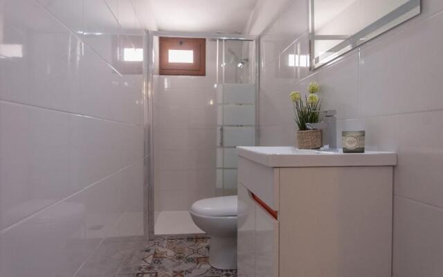 Lets Holidays Centric House with Parking