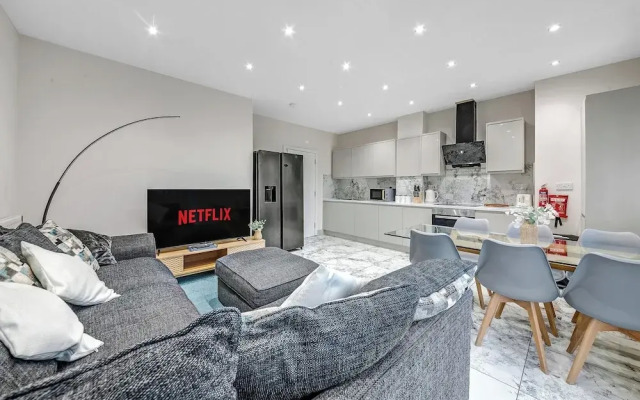 Spacious 4 Bedroom 4 Bath-free Parking Great Links
