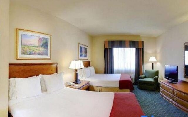 Holiday Inn Express Hotel & Suites MAGNOLIA-LAKE COLUMBIA