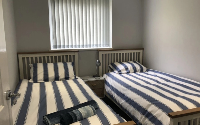 2 Bed Villa Sleeps 4 - Wifi, Garden, Sea Views