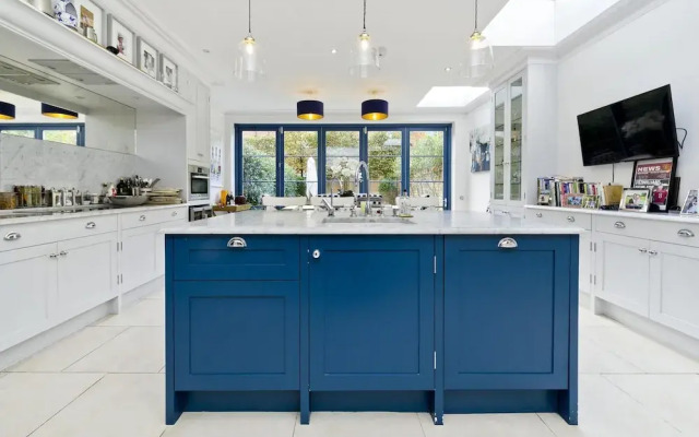 Cosy 4-bed Family Home Shepherd s Bush