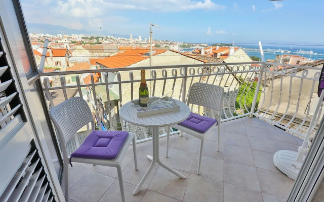 Split Summer Lounge Apartments