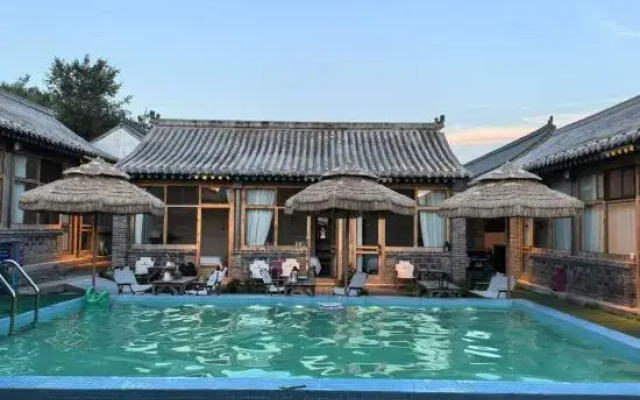 Beijing Huaqiangu Inn (Badaling Wildlife Park)