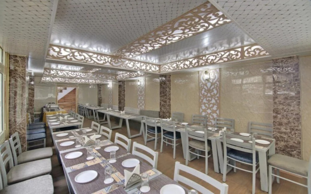 Broadway Grand by OYO Rooms