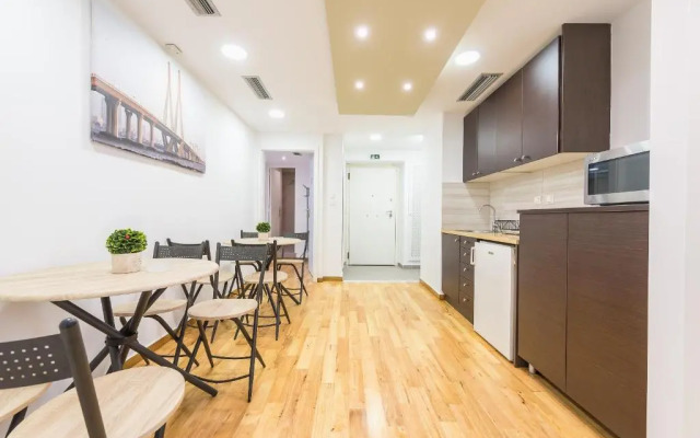 Central 3 bdrm apt for 12, Fresh Renovated!