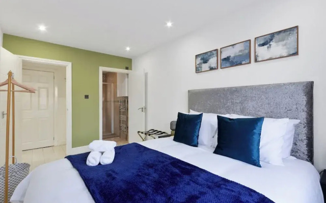4 Bed - Sleeps 9 - Free Parking - 20 min Gatwick