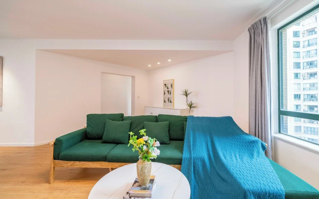 Tyms 4BR 2BA Apt Novel Garden