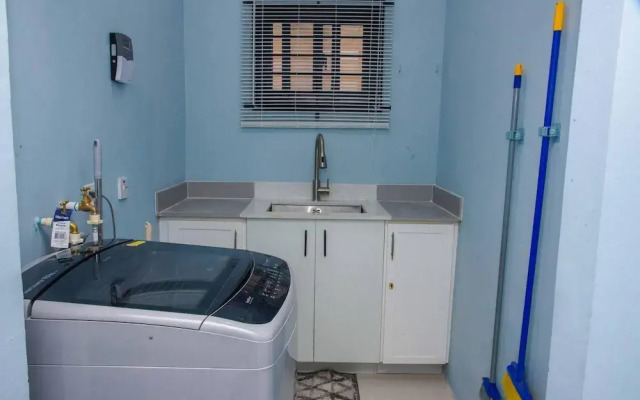 Montana Villa-ochorios-sleeps6-aircon-pool-tv-wifi