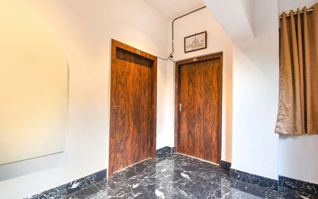 OYO Flagship 27998 Golden Inn