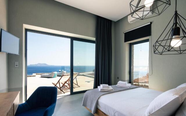 Seafront elegant villa, with infinity pool & devine views!