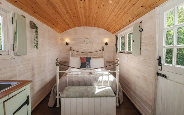 Aston - Shepherd Hut