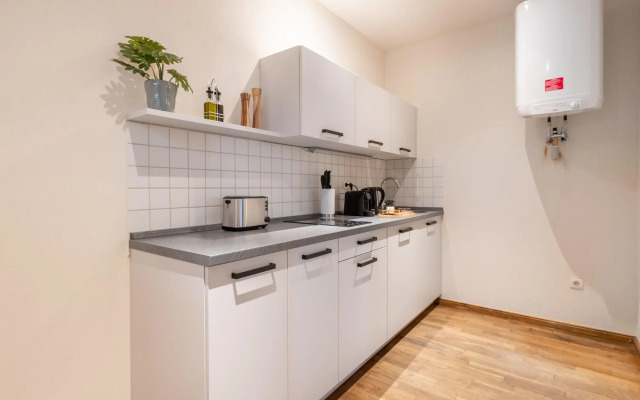 Schoenhouse Avenue by Limehome