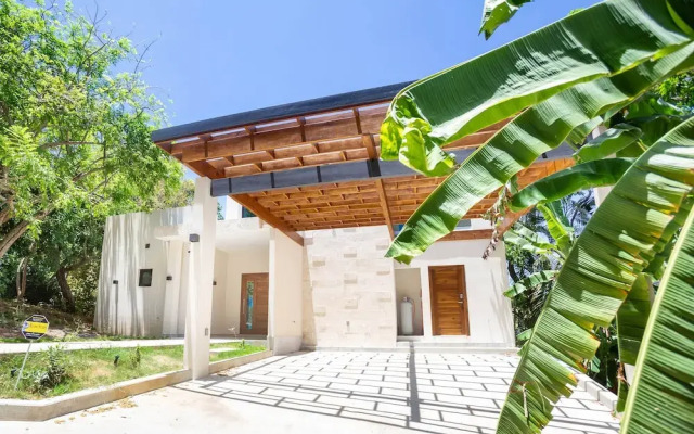 West Bay Breeze 3 Bedroom Home by RedAwning