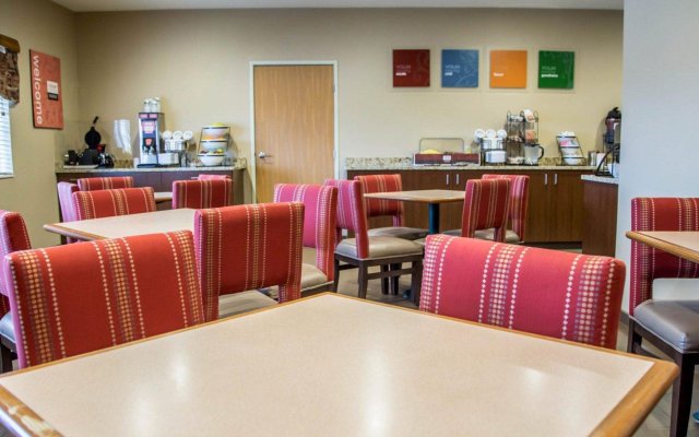 Quality Inn & Suites Des Moines - Merle Hay Road