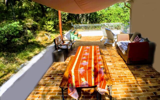 Les Maquinols Estate