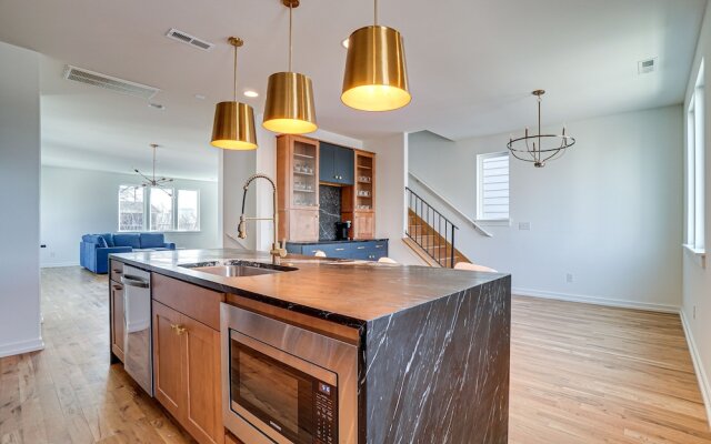 Sleek + Modern Nashville Home: Walk to Marathon!