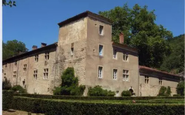 Le Castel De Burlats