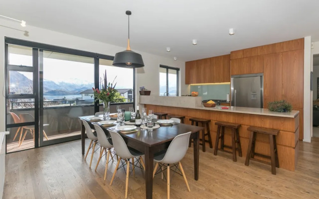 Clutha Place - Sleeps 8 - Lake Views - Balcony