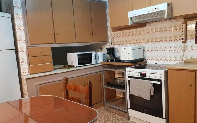 Teal Apartment - Athens Center, 4 BD, 2 BATH