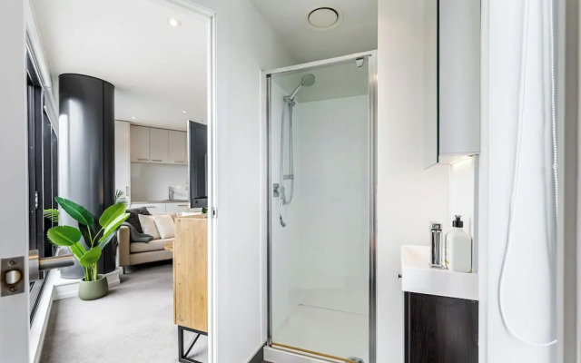 Pool, Gym & Modern 2BR Sky Tower View Zodiak Stays