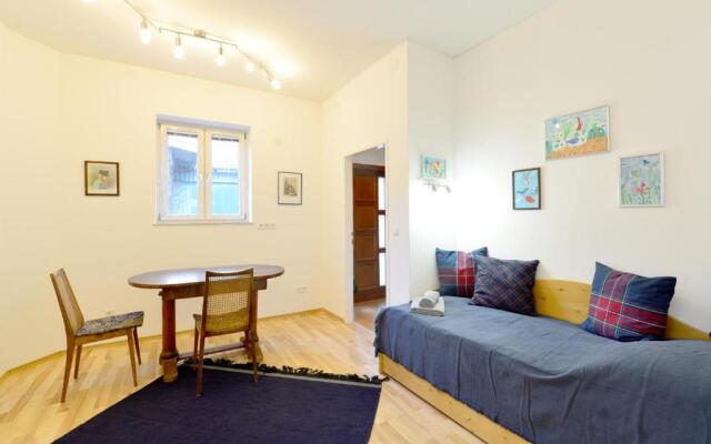 House With Courtyard & Parking Close To Stadtpark