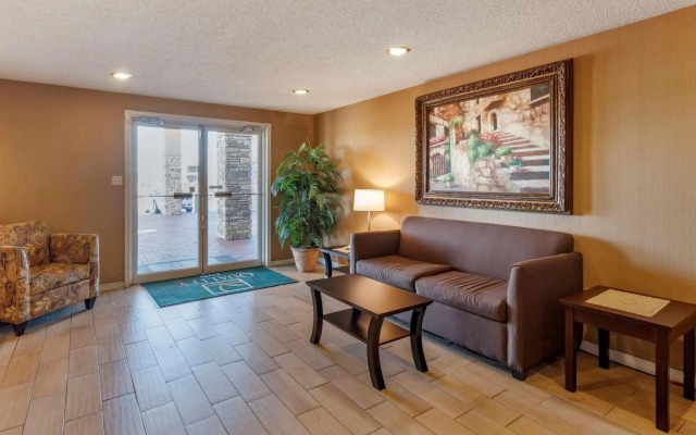 Quality Inn Russellville I-40