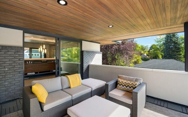 Relaxing in Paradise w Private Roof Top Deck!!