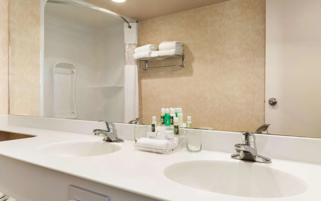 Travelodge by Wyndham Spruce Grove