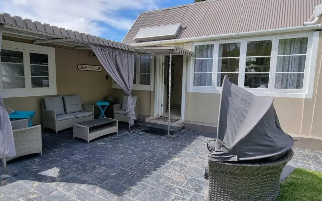 Beach House with DSTV & WIFI & basic housekeeping