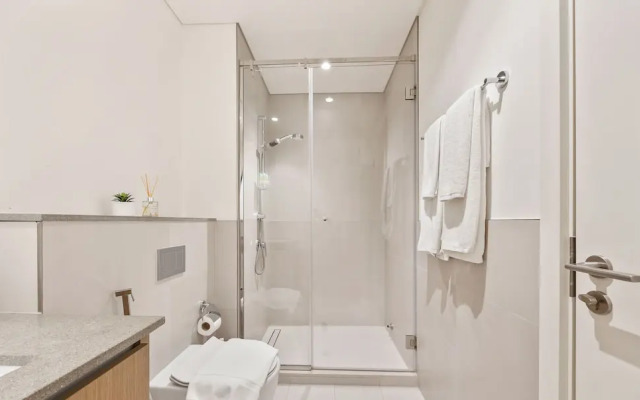 Beachside 2BR W Pool Gym Lagoon Access