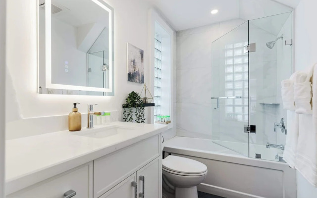 Elegant Suite—Near Kensington Market, Sleeps 8