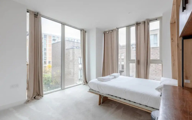 Charm & Convenience 3 Bed Near Excel London