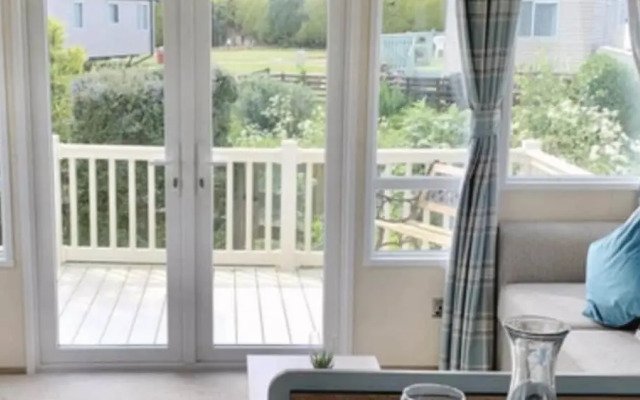 Stunning River View 2 Bedroom Caravan With Decking