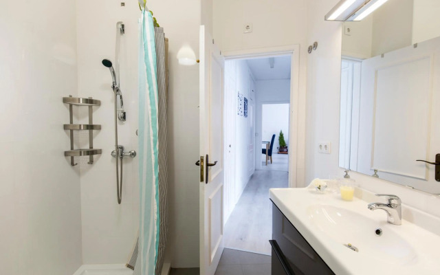 Metro Lapa House with sunny balcony and A/C