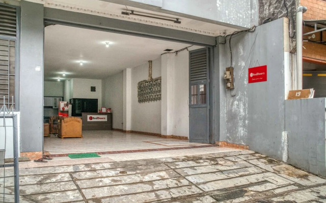 RedDoorz near Duta Merlin