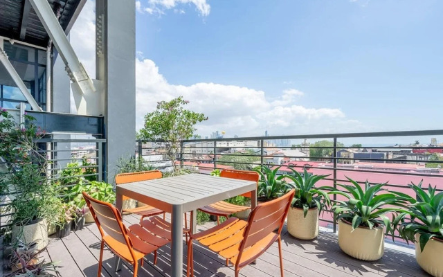 w Exceptional 1BR With Balcony in Casco View