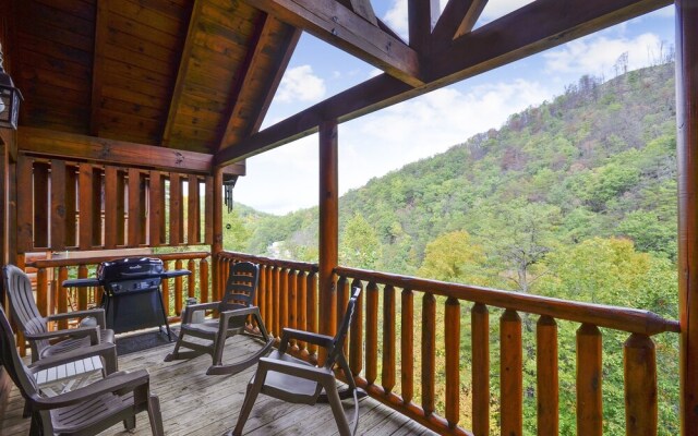 Spacious Cubby Bear Cabin with Private Hot Tub by Redawning