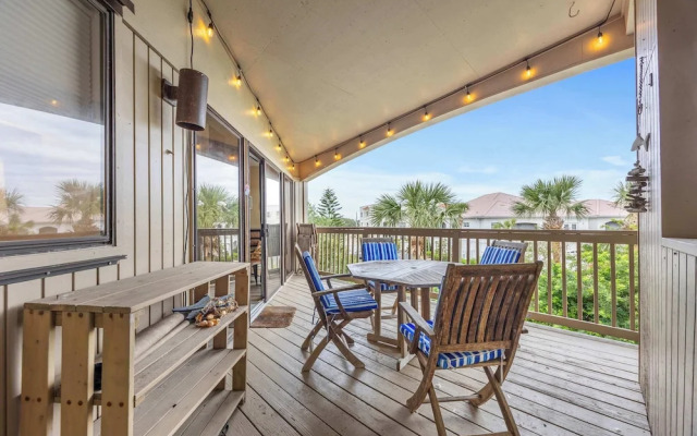 Treetop Beach Condo Sleeps 7!