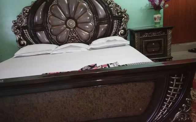 Royal Guest House & Service Apartment