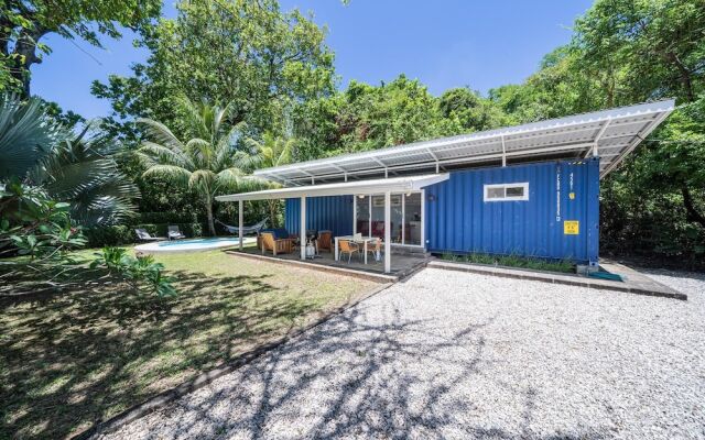 Playa Potrero - Cute Modern Containerhome w Pool for 2 People