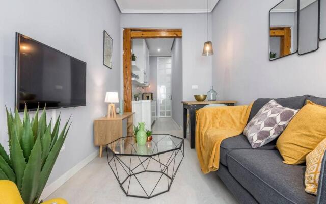 Flaring New Apartment next to Gran Via by Batuecas