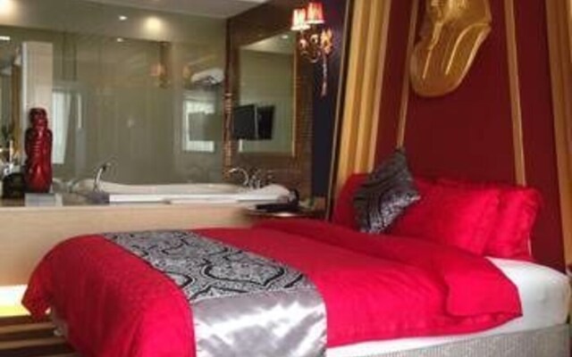 Yuebanwan Hotel (Fat Donglai at Xuchang Railway Station)
