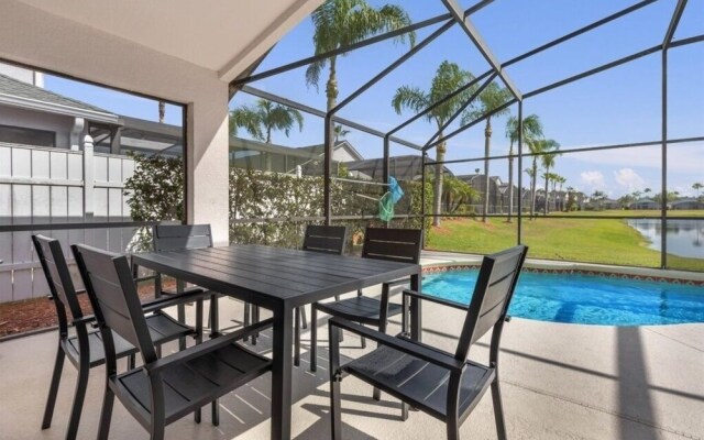 3 Bedrooms S / Lake Berkley Home by RedAwning