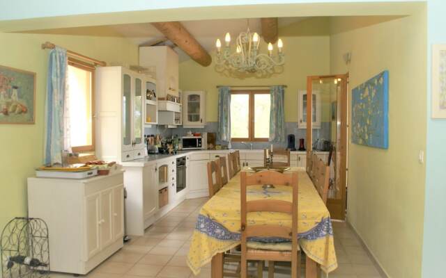 Peaceful Villa in Saint-Saturnin-lès-Apt with Swimming Pool