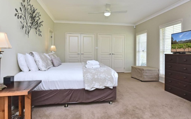 Silver Springs Estate 4br house + 6br house with Wifi, Pool. Fireplace, Views, Olives and Space – Guest Rooms – Rothbury