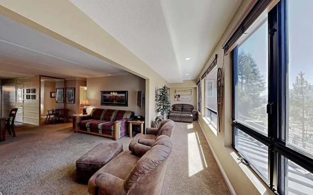 Two Bedroom Units at 1849 Condos with 3 Hot Tubs & Slopeside