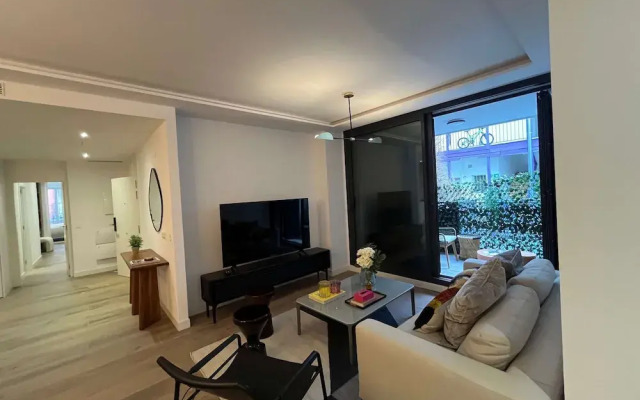 w Chic Urban 3BR w Sunny Terrace in Chueca