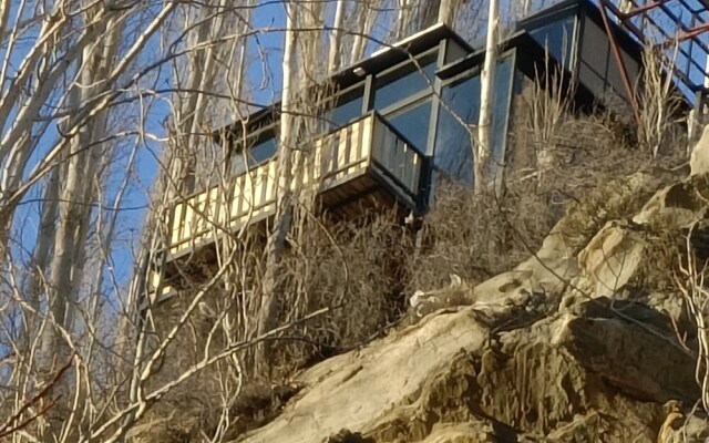 Stunning Cliff-edge 2-bedroom Chalet in Karimabad