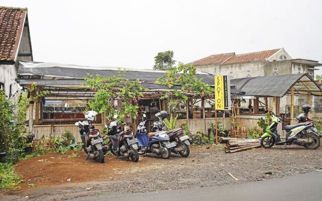 OYO Homes 90914 Eco Tourism Desa Cipada Bukit Senyum Homestay Syariah